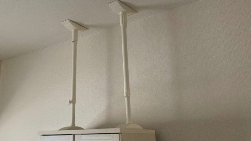 食器棚の転倒防止のために天井と家具の間に設置した強力突っ張り棒の様子