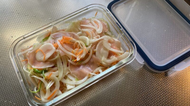ガラス容器にたっぷりと和えられた、作りたての鮮やかな生ハムとスライス野菜のマリネ