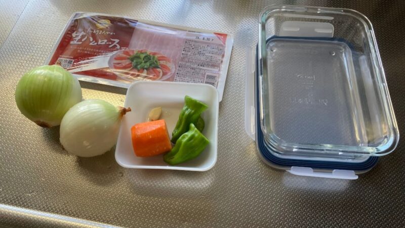 生ハムマリネに使用する食材(玉ねぎ、人参、ピーマン、生ハムパック)と保存用のガラス容器