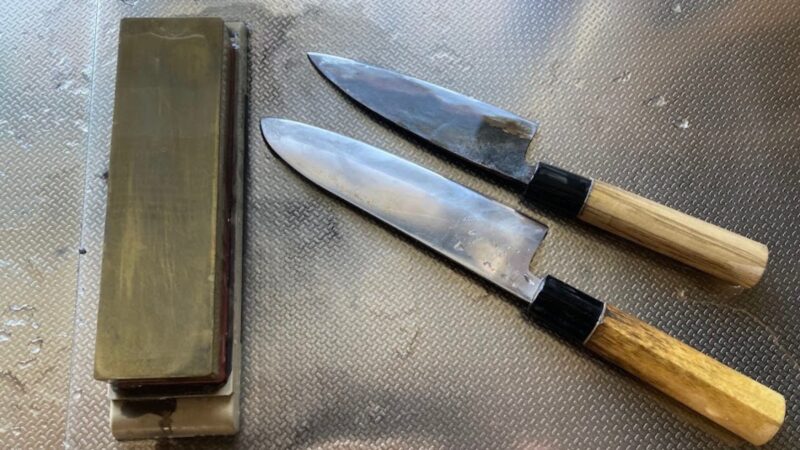 柄の交換から5年経過した関孫六の三徳包丁と愛用の砥石（炭素鋼刃に木柄を装着した状態）