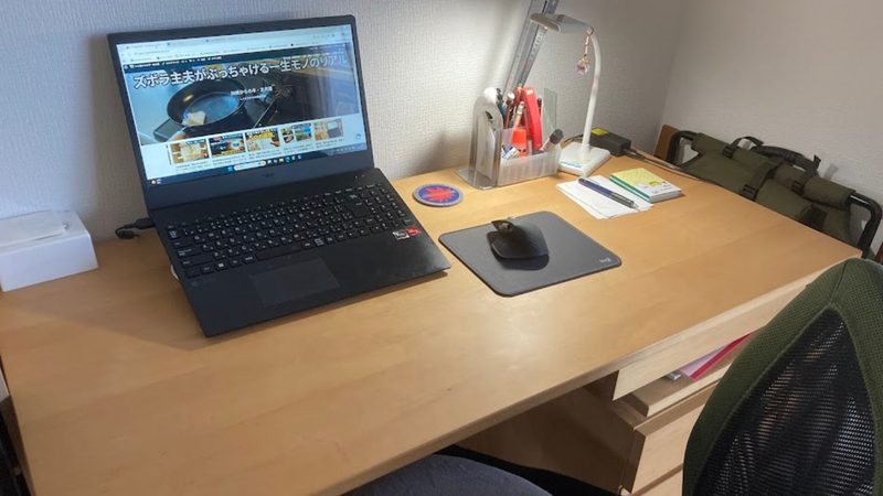 ブログのトップページが表示されたパソコン画面と作業デスク