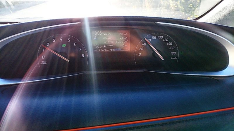 運転席から見た、太陽光の眩しさでメーターが白飛びし、視界が遮られている様子。事故のリスクを感じさせる強い逆光。