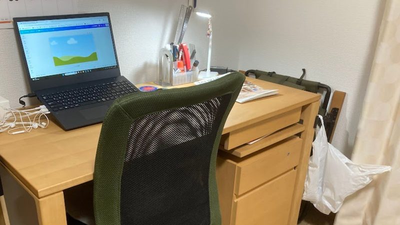 リビングの角スペースに設置したカリモク家具のデスク（ユーティリティプラス）とPC作業環境