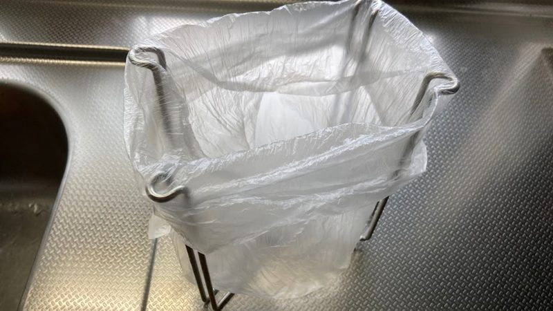 キッチンのシンク脇に置いたニトリのポリ袋スタンド。ポリ袋を掛けて生ゴミ入れとして活用しているアップ写真