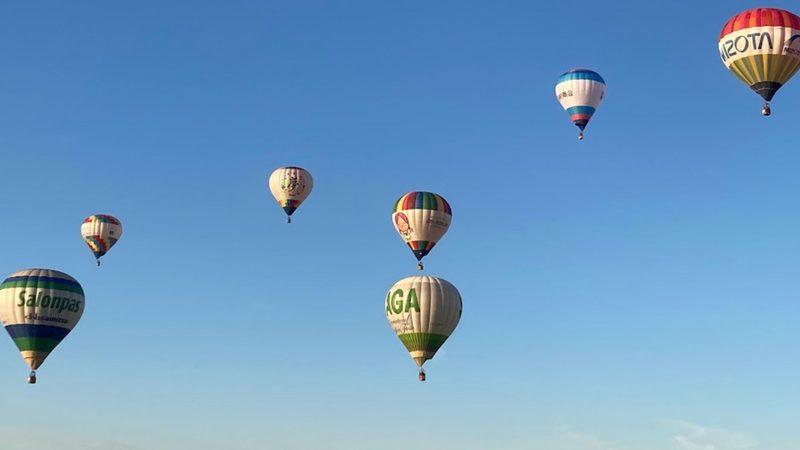 佐賀バルーンフェスタで一斉離陸し青空を飛ぶ熱気球
