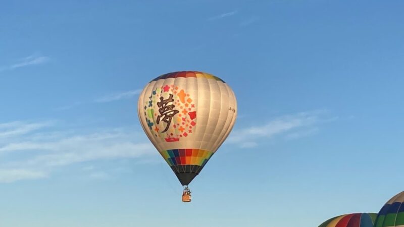 佐賀バルーンフェスタで青空を飛ぶ熱気球