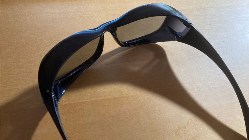 TALEXのオーバーグラスを斜め後ろから撮影した写真。メガネを上から覆うための深い空洞構造と、フレーム全体の立体的なボリューム感が伝わるアングル。