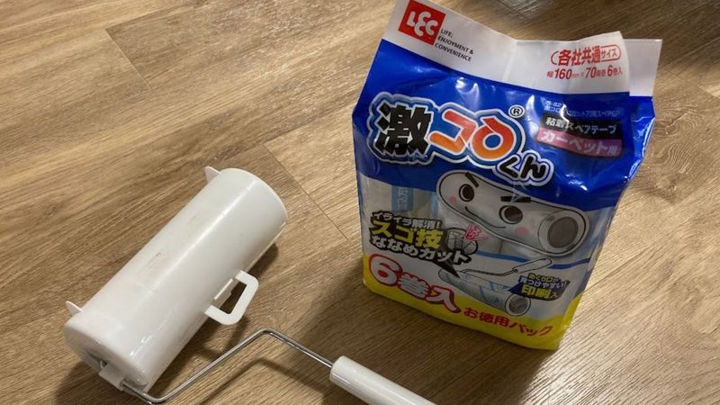 コロコロ粘着ローラーの本体と、レック激コロくん（スゴ技ななめカット・カーペット用6巻入）のスペアテープパッケージ